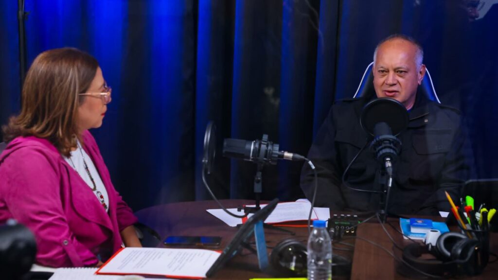 Venezuelan Interior Minister Diosdado Cabello (right) talking alongside PSUV Deputy Tania Díaz during the first episode of a new weekly podcast. Photo: IG/@ConelMazoDando.
