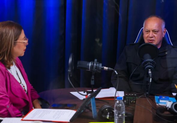 Venezuelan Interior Minister Diosdado Cabello (right) talking alongside PSUV Deputy Tania Díaz during the first episode of a new weekly podcast. Photo: IG/@ConelMazoDando.