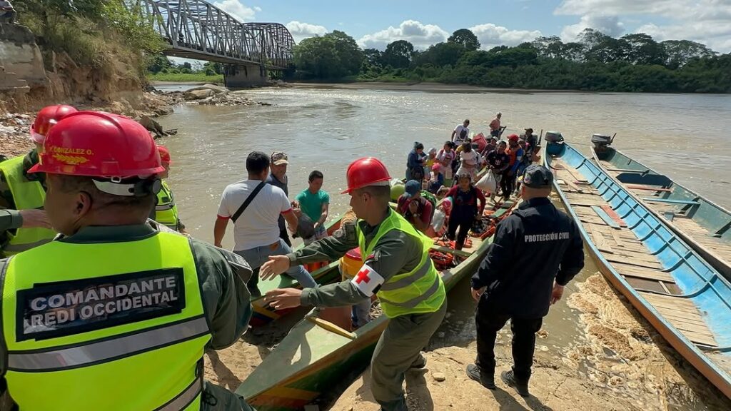 Venezuelan emergency response authorities receiving Colombians displaced due to the armed conflict that erupted in Catatumbo last week. Jesús María Semprún municipality, Zulia state, Venezuela, on Sunday, January 19, 2025. Photo: IG/@madeleintelesur.