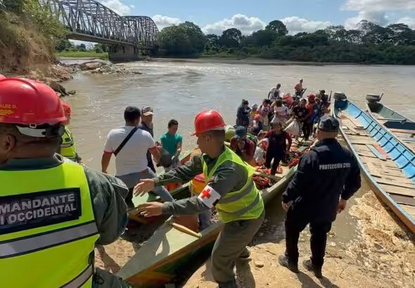 Venezuelan emergency response authorities receiving Colombians displaced due to the armed conflict that erupted in Catatumbo last week. Jesús María Semprún municipality, Zulia state, Venezuela, on Sunday, January 19, 2025. Photo: IG/@madeleintelesur.