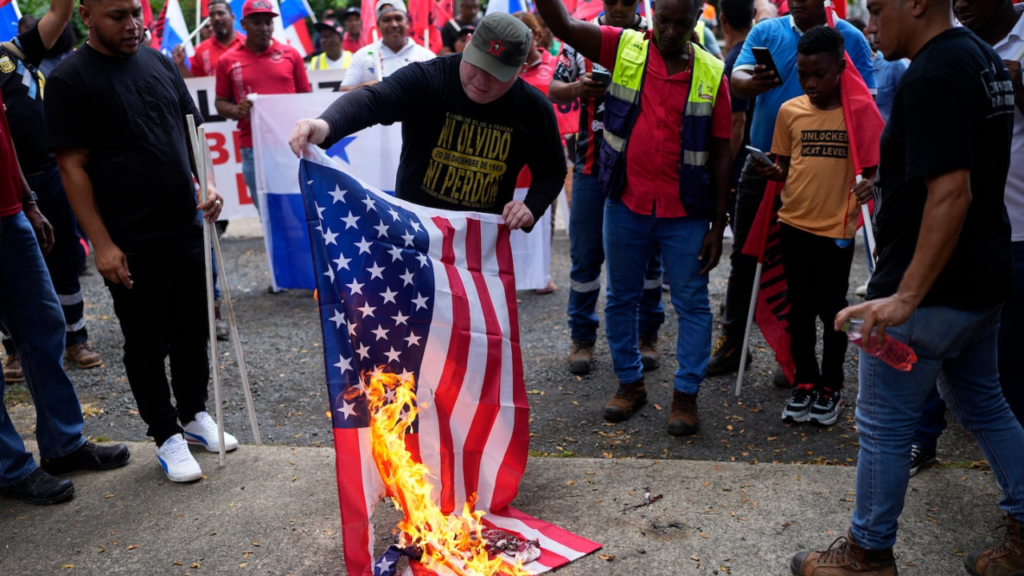 Panamanians torch US Flag. Photo: Kawsachun News/File photo.