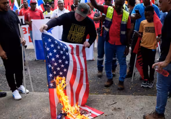 Panamanians torch US Flag. Photo: Kawsachun News/File photo.