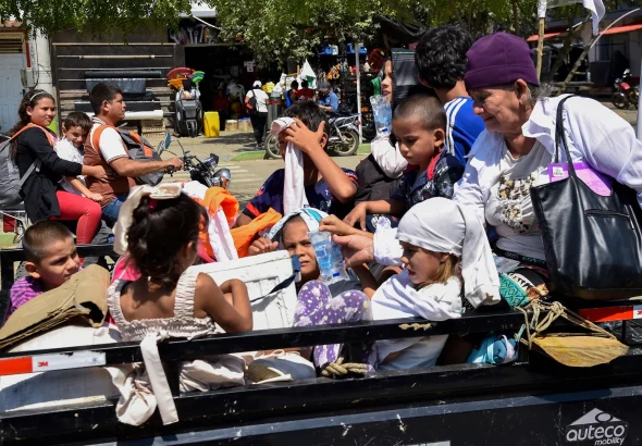 Colombians displaced by the armed conflict in Catatumbo arrive in Venezuela. Photo: AFP.