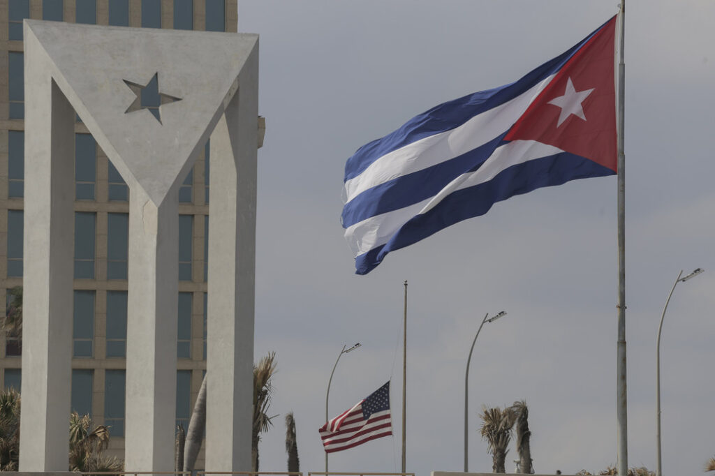 Cuban and US flags fly in the wind outside the US embassy in Havana, Cuba, Tuesday, Jan.14, 2025. Photo: Ariel Ley/AP.