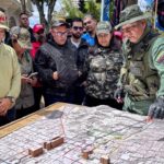 Mayor of Caracas Carmen Meléndez (center left) listening to the explanation of a military drill by General Dilio Rodríguez, head of the Capital Strategic Region for Comprehensive Defense (right). Photo: RedRadioVe.