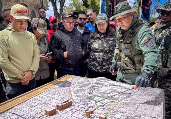 Mayor of Caracas Carmen Meléndez (center left) listening to the explanation of a military drill by General Dilio Rodríguez, head of the Capital Strategic Region for Comprehensive Defense (right). Photo: RedRadioVe.