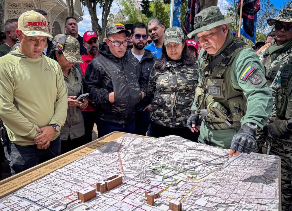 Mayor of Caracas Carmen Meléndez (center left) listening to the explanation of a military drill by General Dilio Rodríguez, head of the Capital Strategic Region for Comprehensive Defense (right). Photo: RedRadioVe.