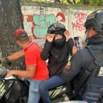 Venezuelan far-right politician María Corina Machado being video recorded by Venezuelan law enforcement agents as evidence that she was released safely after being stopped for speeding. Photo: Con el Mazo Dando.