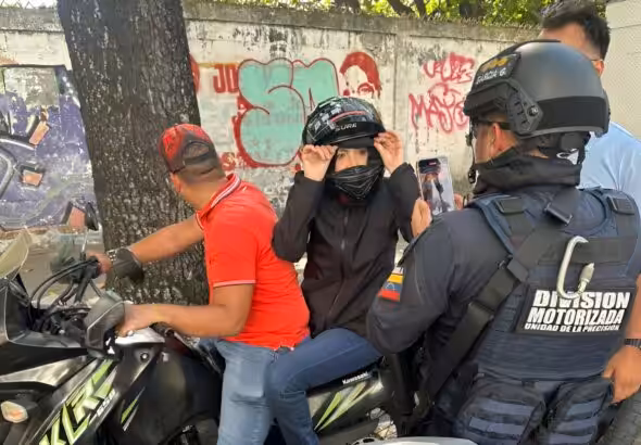Venezuelan far-right politician María Corina Machado being video recorded by Venezuelan law enforcement agents as evidence that she was released safely after being stopped for speeding. Photo: Con el Mazo Dando.