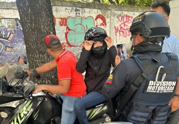 Venezuelan far-right politician María Corina Machado being video recorded by Venezuelan law enforcement agents as evidence that she was released safely after being stopped for speeding. Photo: Con el Mazo Dando.