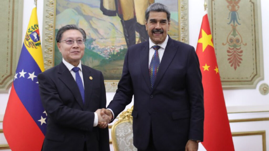 Venezuelan President Nicolás Maduro (right) shakes hand with the Vice President of the Standing Committee of the National People's Congress of China Wang Dongming (left). Photo: Presidential Press.