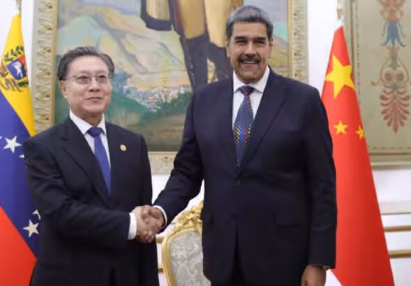 Venezuelan President Nicolás Maduro (right) shakes hand with the Vice President of the Standing Committee of the National People's Congress of China Wang Dongming (left). Photo: Presidential Press.