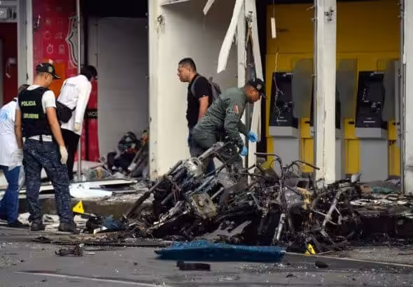 Colombian military personnel and police officers gather evidence at the site of a motor pump explosion in Jamundí, Colombia, in June 2024. Photo: Ernesto Guzman Jr./EFE