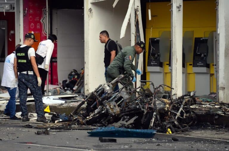 Colombian military personnel and police officers gather evidence at the site of a motor pump explosion in Jamundí, Colombia, in June 2024. Photo: Ernesto Guzman Jr./EFE