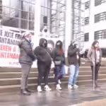 Supporters gather on the steps of Seattle's federal courthouse in the rain, holding signs demanding "FREE JOSE FROM GUANTANAMO/¡LIBEREN A GUANTANAMO!" alongside Venezuelan flags. Photo: ILPS.