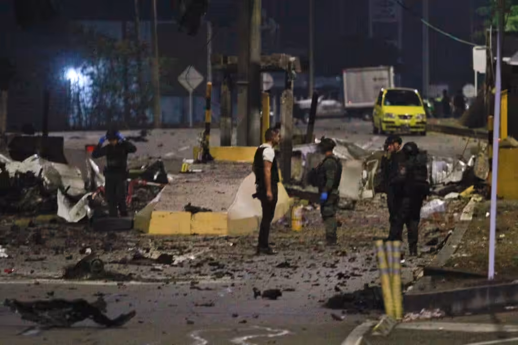 Security and military agents inspect the area of the explosion reported in the Villa del Rosario checkpoint near Cúcuta, Colombia, on Wednesday, February 19, 2025. Photo: Mario Caicedo/EFE.