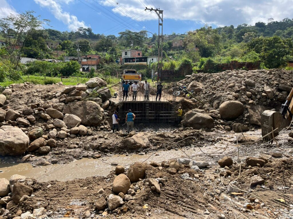 Building roads and running water pipes into rural communities will be a priority. Photo: Resumen Latinoamericano – English.