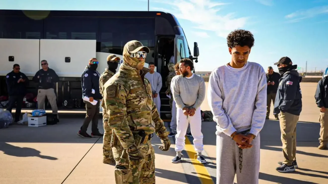 Image released by the US Department of Homeland Security (DHS) showing alleged Tren de Aragua (Aragua Train) gang members being transferred on Tuesday, February 4, to Guantanamo Military Base in Cuba. Photo: X/@DHSgov.