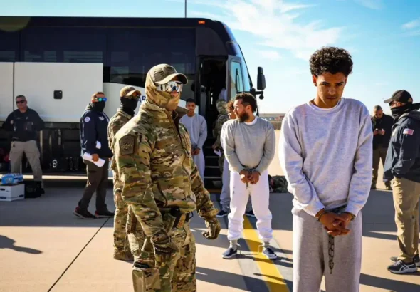 Image released by the US Department of Homeland Security (DHS) showing alleged Tren de Aragua (Aragua Train) gang members being transferred on Tuesday, February 4, to Guantanamo Military Base in Cuba. Photo: X/@DHSgov.