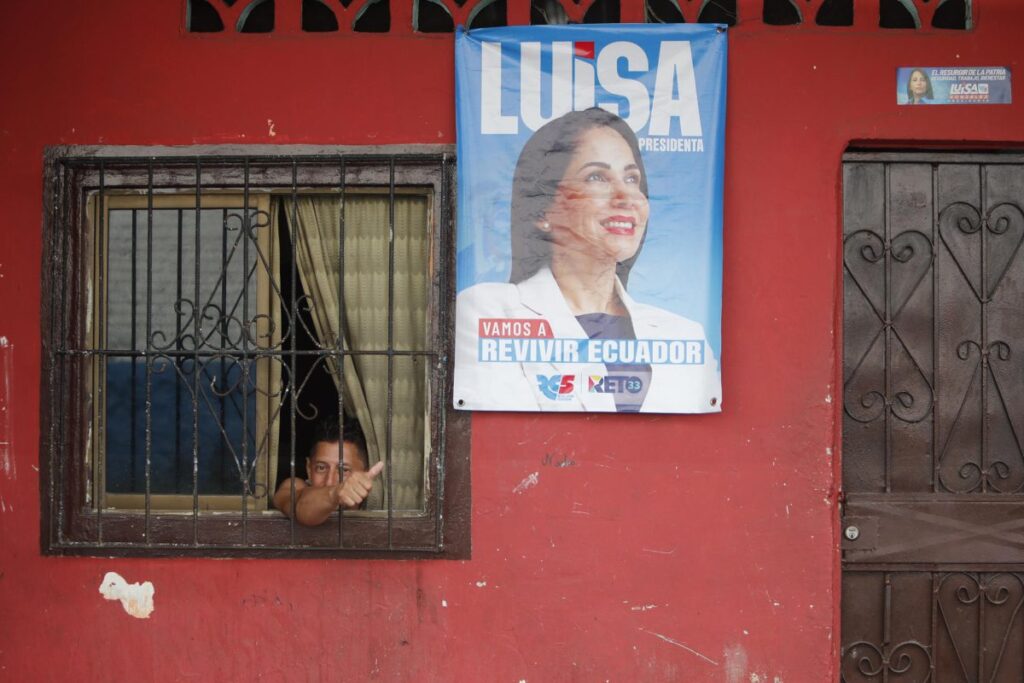 Ecuadorian presidential candidate Luisa González's electoral campaign poster hangs on a housefront. Photo: EFE.