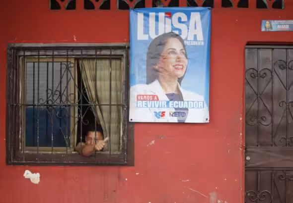 Ecuadorian presidential candidate Luisa González's electoral campaign poster hangs on a housefront. Photo: EFE.
