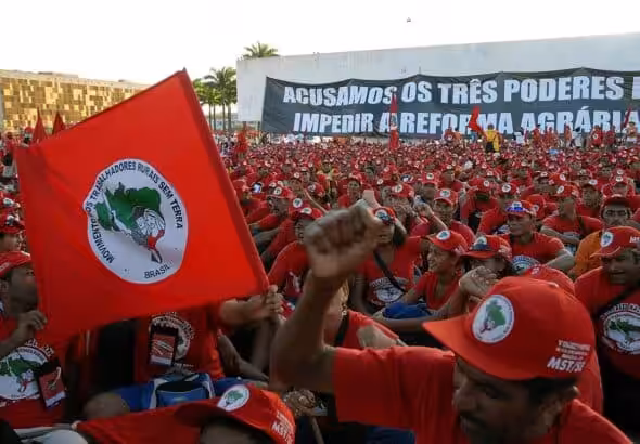 MST members participate in the lockdown march of the 5th Congress of the Movement of Rural Workers Without Land (MST) in 2007. Photo: Wilson Dias/ABr/file photo.