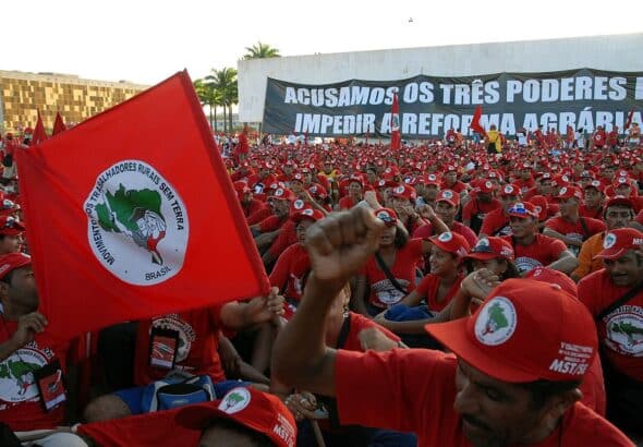 MST members participate in the lockdown march of the 5th Congress of the Movement of Rural Workers Without Land (MST) in 2007. Photo: Wilson Dias/ABr/file photo.