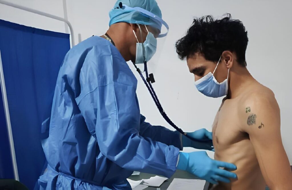 Featured image: A Venezuelan repatriate receives a medical check-up. Photo: MPPS.