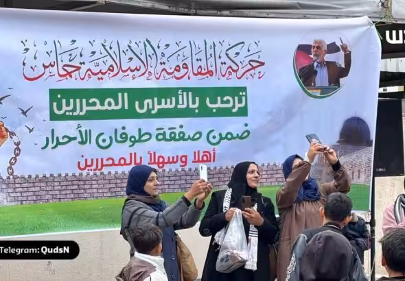Family members of Palestinian prisoners gathered in Khan Yunis, in southern Gaza, awaiting the arrival of those released in the exchange deal. Photo: Quds News Network.