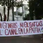 Panamanian protesters hold a banner saying: "Neither gringos nor oligarchs, the canal for the homeland." Photo: Pedro Silva.