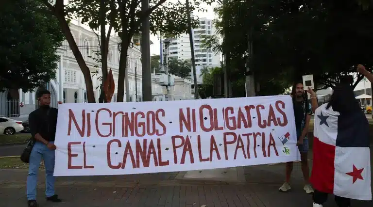 Panamanian protesters hold a banner saying: "Neither gringos nor oligarchs, the canal for the homeland." Photo: Pedro Silva.