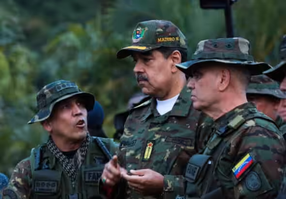 Venezuelan President Nicolás Maduro (center) supervises preparations for the Bolivarian Shield 2025 military drills. Photo: Presidential Press.