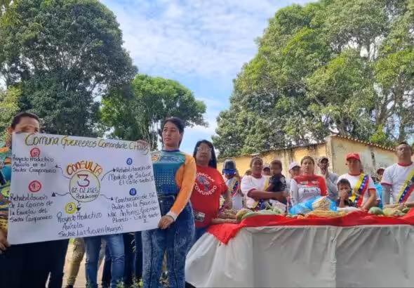 Commune members explain proposed projects at a communal council meeting, Bolívar state, Venezuela. Photo: X/@ComunasVE_