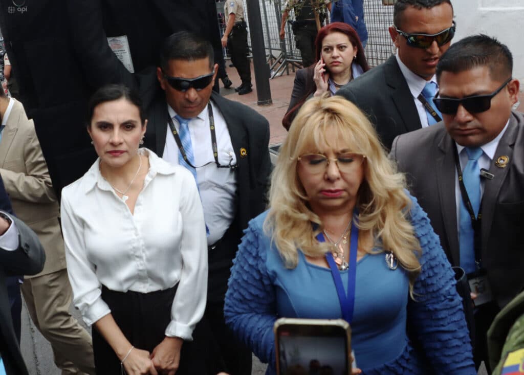 The vice president of Ecuador, Verónica Abad (left), accompanied by Judge Nubia Vera (right), being removed from the premises of the Vice President's Office. Photo: API.