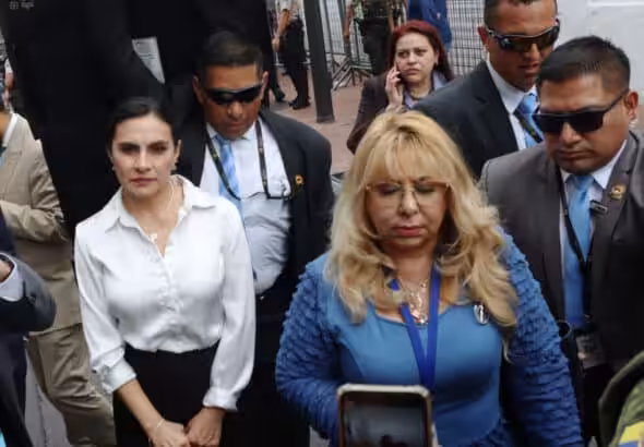The vice president of Ecuador, Verónica Abad (left), accompanied by Judge Nubia Vera (right), being removed from the premises of the Vice President's Office. Photo: API.