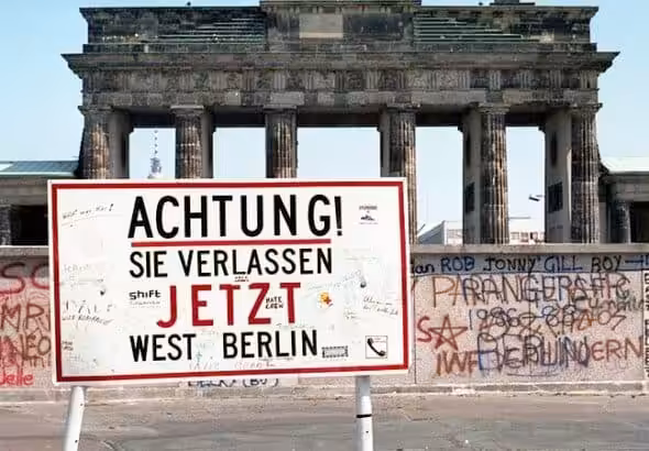 Berlin Wall Brandenburger Tor, 1989. Photo: Peoples Dispatch/Wikimedia Commons.