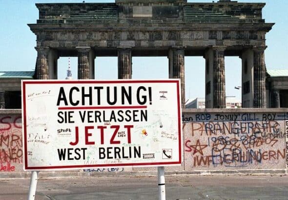 Berlin Wall Brandenburger Tor, 1989. Photo: Peoples Dispatch/Wikimedia Commons.