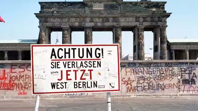 Berlin Wall Brandenburger Tor, 1989. Photo: Peoples Dispatch/Wikimedia Commons.
