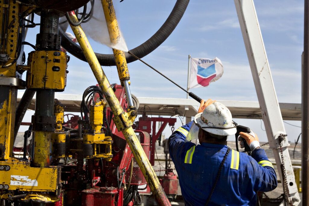 Oil worker operating a drill at a PDVSA/Chevron rig in Venezuela. Photo: Daniel Acker/Bloomberg.