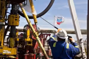 Oil worker operating a drill at a PDVSA/Chevron rig in Venezuela. Photo: Daniel Acker/Bloomberg.