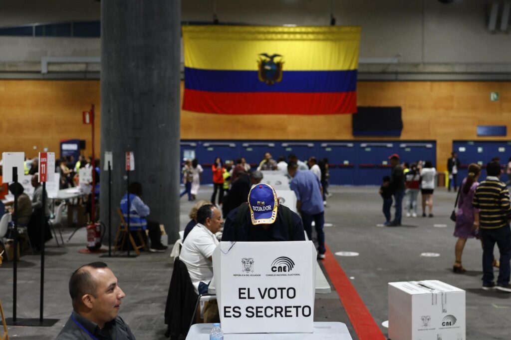 Ecuadorians exercising their right to vote abroad in Madrid, Spain, during a previous election. Photo: Rodrigo Jiménez/EFE/file photo.