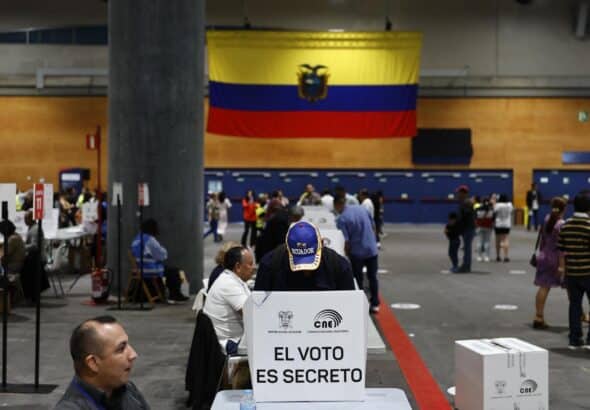 Ecuadorians exercising their right to vote abroad in Madrid, Spain, during a previous election. Photo: Rodrigo Jiménez/EFE/file photo.