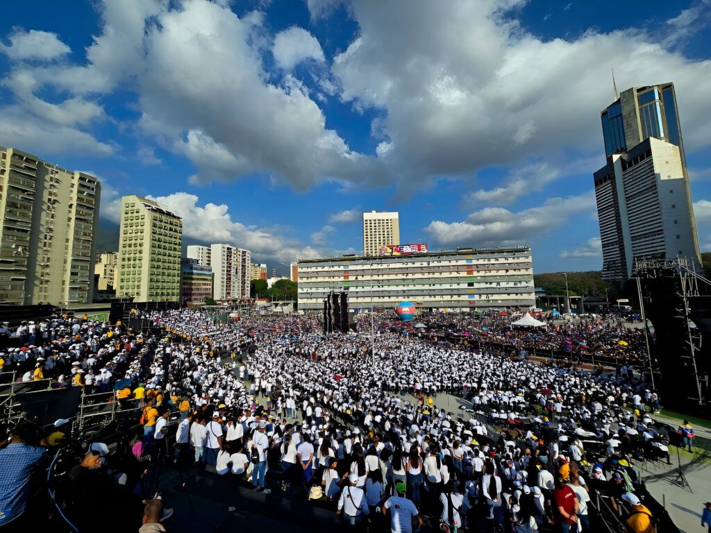 Panoramic view of the musicians and the public attending an El Sistema concert in Caracas celebrating its 50th anniversary on Sunday, February 23, 2025. Photo: AVN.