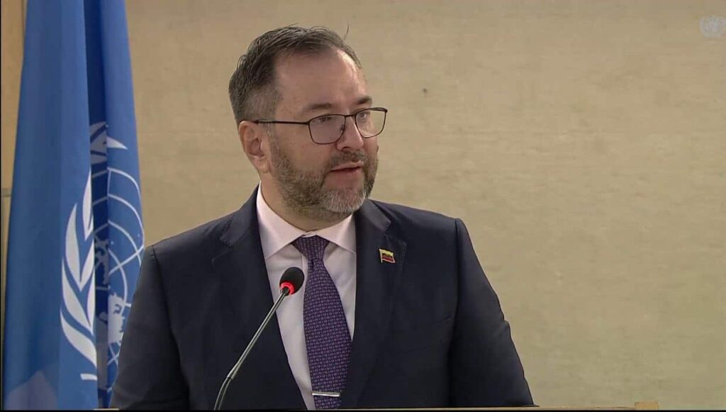 Venezuelan Foreign Minister Yvan Gil with a United Nations flag in the background. Photo: RedRadioVE.