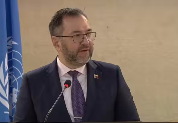 Venezuelan Foreign Minister Yvan Gil with a United Nations flag in the background. Photo: RedRadioVE.