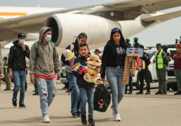 A family of Venezuelan migrants arriving in Caracas from Mexico thanks to the Vuelta a la Patria program on Monday, February 24, 2025. Photo: IG/@nawseas.