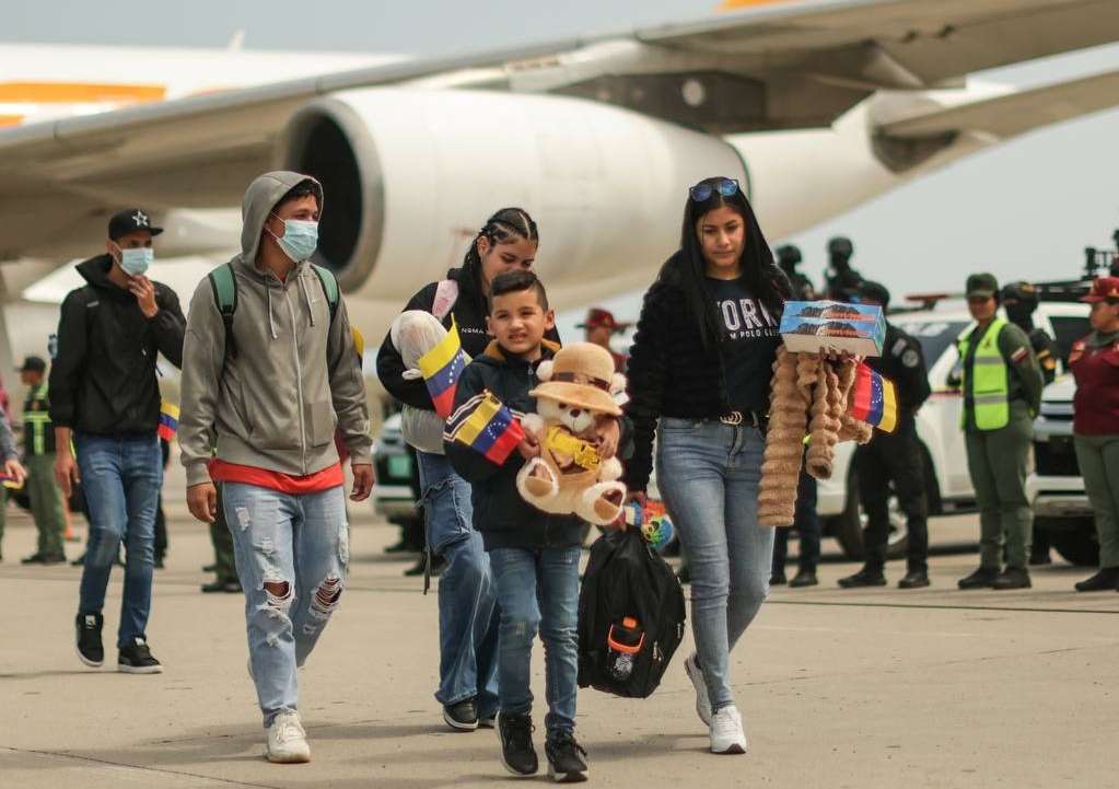 A family of Venezuelan migrants arriving in Caracas from Mexico thanks to the Vuelta a la Patria program on Monday, February 24, 2025. Photo: IG/@nawseas.