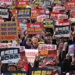 People attend a rally calling for the immediate expulsion of impeached South Korean President Yoon Suk-yeol in central Seoul, South Korea. Photo: Kim Hong-Ji/Reuters.