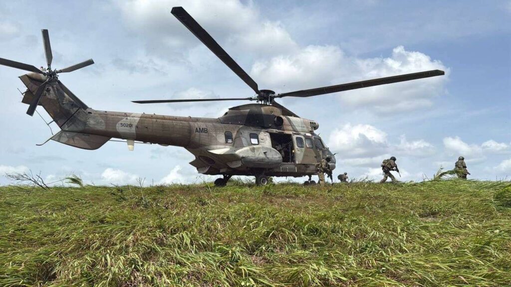 Venezuelan soldiers exiting a military helicopter. Photo: CEOFANB/file photo.