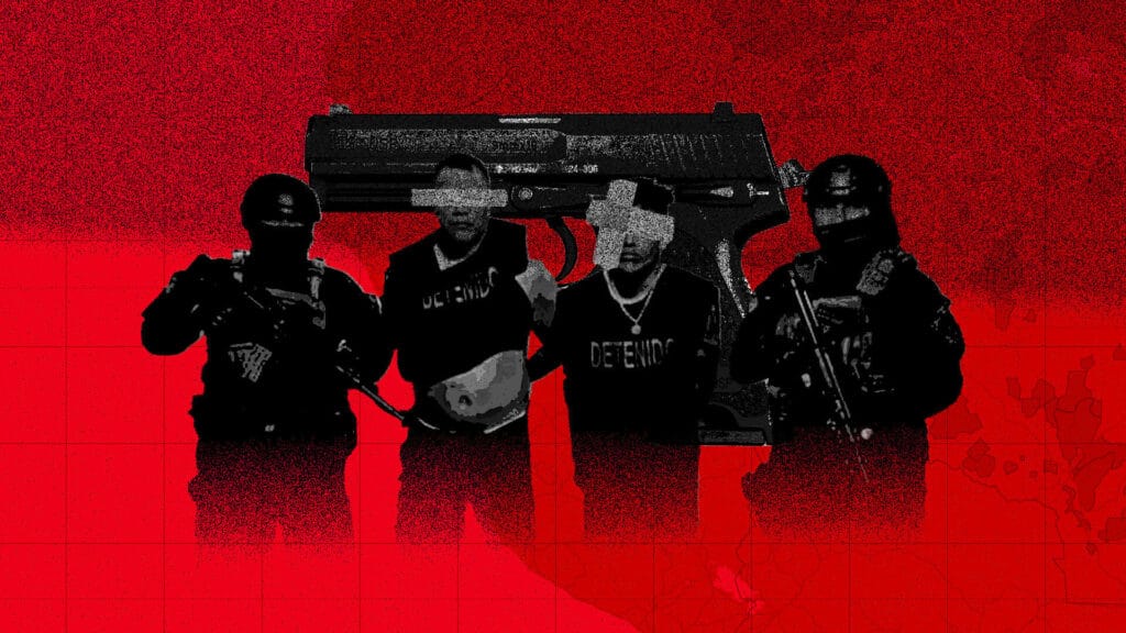 Photo composition showing two criminals captured by police officers, with a firearm in the background. Photo: Ojo Público/file photo.